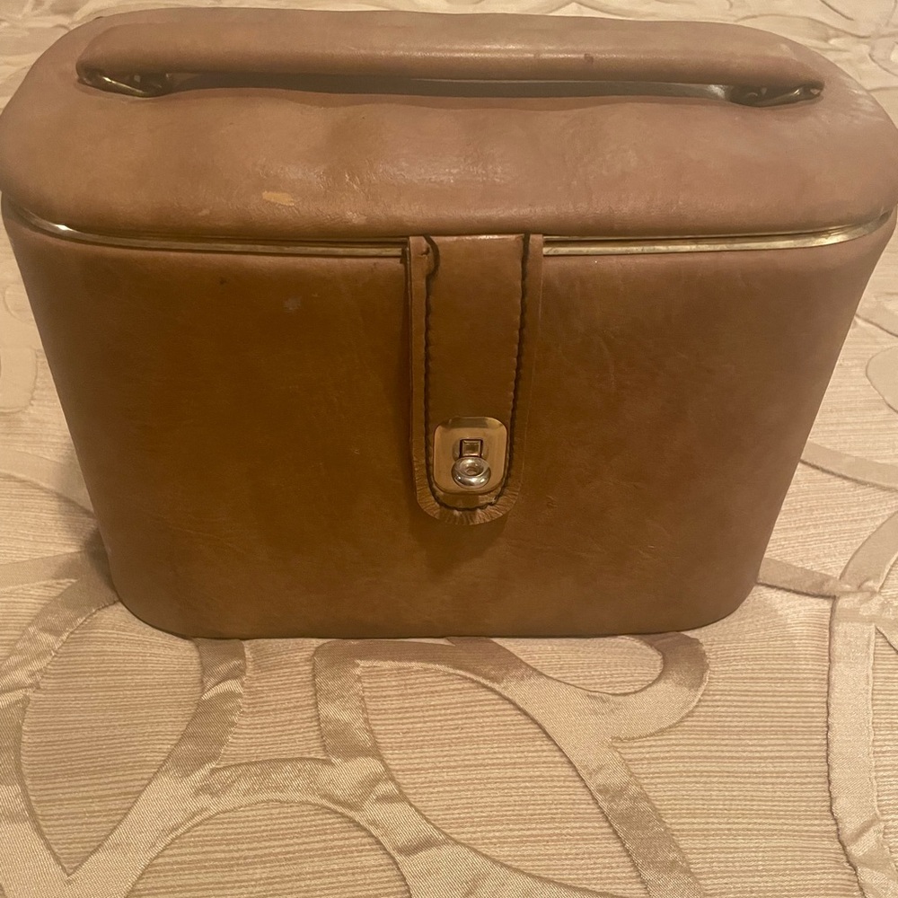 Leather makeup carrier